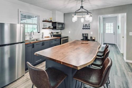 Cozy Cave Run Lake cabin with deck & fire pit! Pet-friendly near Red River Gorge in Frenchburg, USA