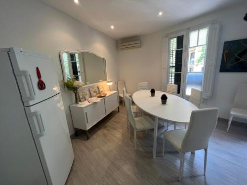Sagrada Familia Apartment for 6-9 people image 5