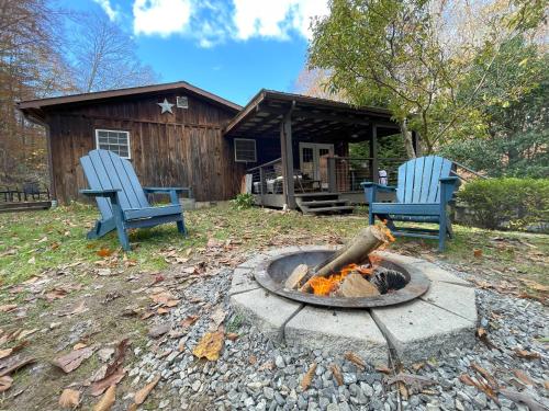 Cozy Cave Run Lake cabin with deck & fire pit! Pet-friendly near Red River Gorge in Frenchburg, USA