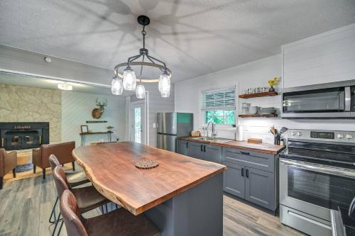 Cozy Cave Run Lake cabin with deck & fire pit! Pet-friendly near Red River Gorge in Frenchburg, USA