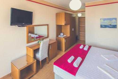 2 twin beds, 1 sofa bed