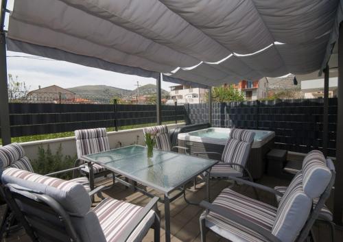 Apartments with hot tub Trogir - 22015 - image 5