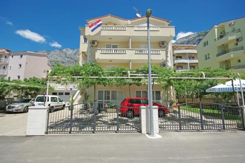 Apartments with a parking space Makarska - 14667