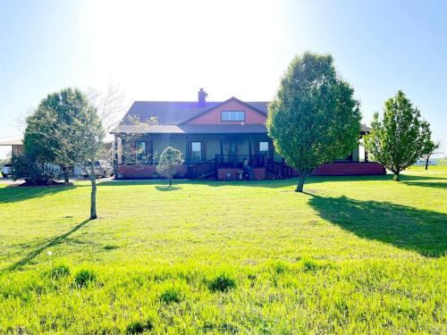 . Luxurious farm house! 5-bed, 4 bath, pool and spa.
