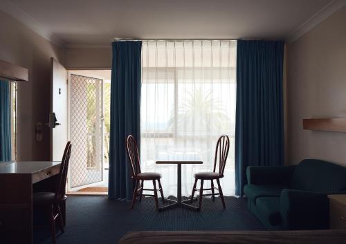Holiday Lodge Motor Inn Room Type - Queen Room