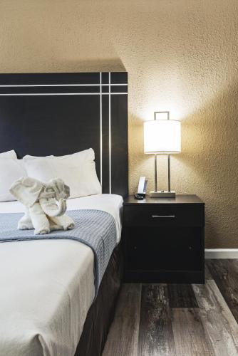 Econo Lodge Streetsboro - image 13