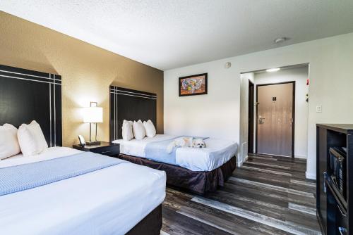 Econo Lodge Streetsboro - image 6