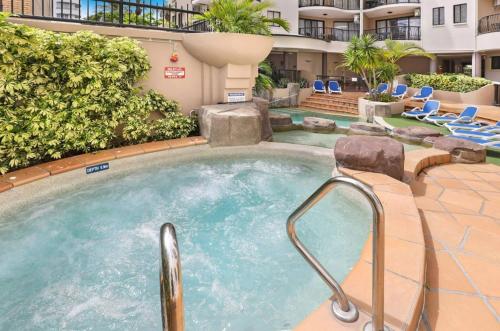 Central 2 Bed- Walk to the Beach