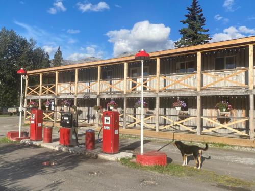 Double G Service in Muncho Lake (BC)