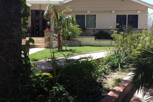Garden View Guest Unit single bed ,kitchennate insuit full Bathroom in Los Angeles, USA