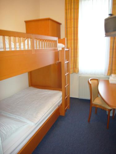 1 queen bed, 1 bunk bed