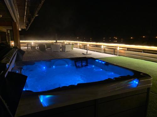 ジェットバス, Chalet Canvolan, 7 pièces, 12 personnes, Tignes le Lac, sur terrasse et jardin (Chalet Canvolan, 7 pieces, 12 personnes, Tignes le Lac, sur terrasse et jardin) in ティニュ