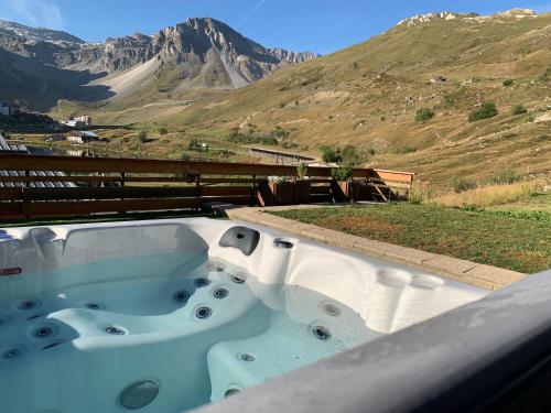 ジェットバス, Chalet Canvolan, 7 pièces, 12 personnes, Tignes le Lac, sur terrasse et jardin (Chalet Canvolan, 7 pieces, 12 personnes, Tignes le Lac, sur terrasse et jardin) in ティニュ