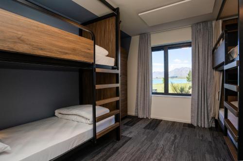 Haka House Lake Tekapo Room Type - Bed in 4-Bed Dormitory Room with Ensuite - Lake View