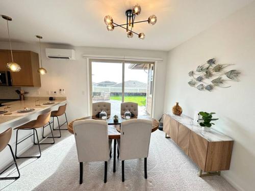 Létesítmények, New 4 Bedroom Home with Ocean and Gorgeous Mountain Views in the gated community of Mauna Olu in Makaha (HI)