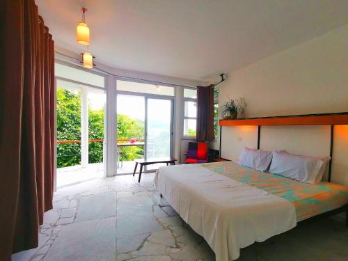 B&B Romblon - Lonos Circle Ocean View Room - Bed and Breakfast Romblon