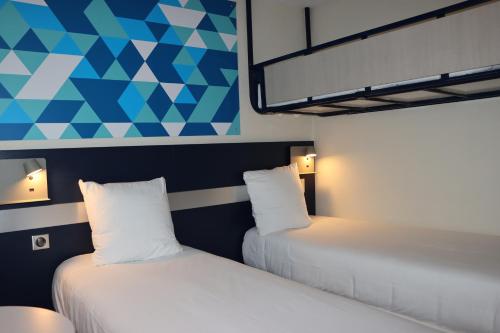 3 twin beds
