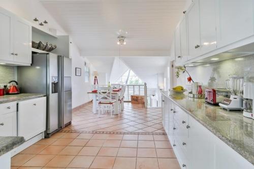 ห้องครัว, Beautiful 2-bed cliffside villa - Saline Reef villa in โกร ไอส์เลต