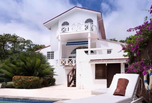 The Date House - Four Bedroom Villa with Private Pool near the beach and Calabash Cove Resort villa in โครินท์