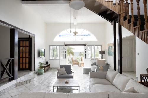 The Date House - Four Bedroom Villa with Private Pool near the beach and Calabash Cove Resort villa in โครินท์