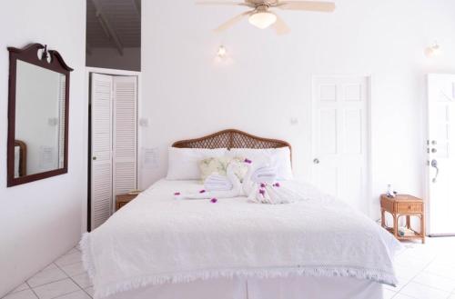 The Date House - Four Bedroom Villa with Private Pool near the beach and Calabash Cove Resort villa in โครินท์