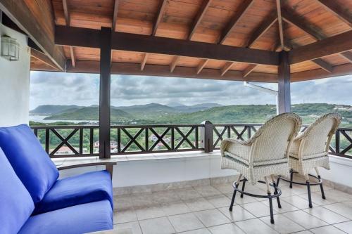 陽台/露台, Hilltop Villa with great views out to sea - Villa Cadasse villa in 格羅斯伊斯勒