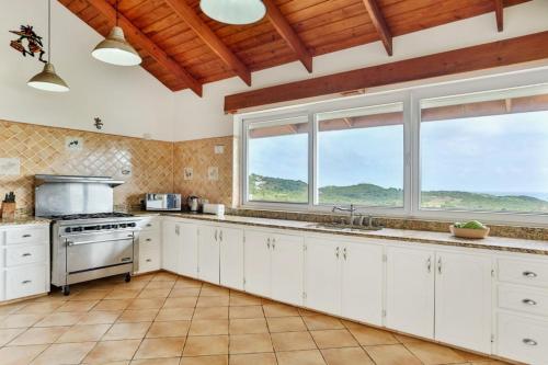 Hilltop Villa with great views out to sea - Villa Cadasse villa