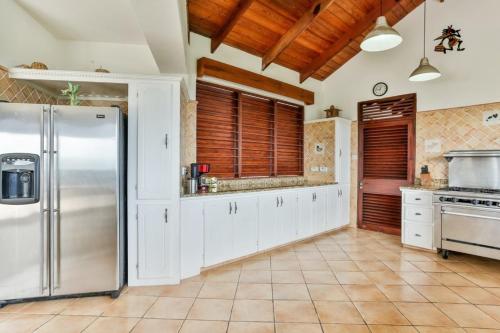 廚房, Hilltop Villa with great views out to sea - Villa Cadasse villa in 格羅斯伊斯勒