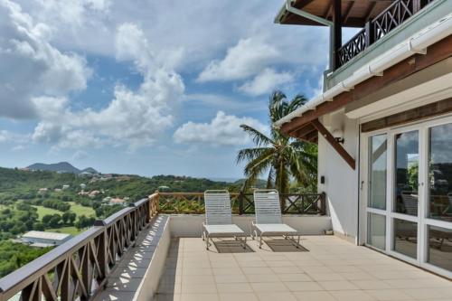 陽台/露台, Hilltop Villa with great views out to sea - Villa Cadasse villa in 格羅斯伊斯勒