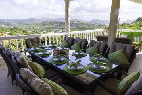 Beautiful 5-bed villa with views and pool - Decaj villa