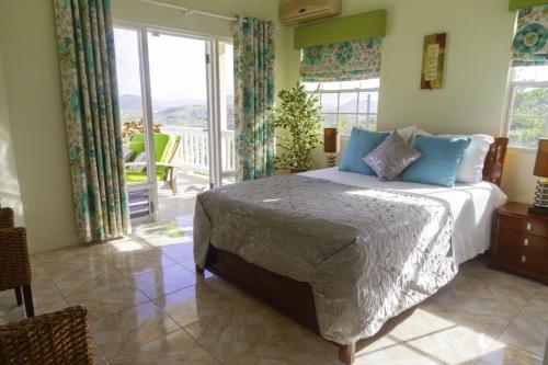 Beautiful 5-bed villa with views and pool - Decaj villa