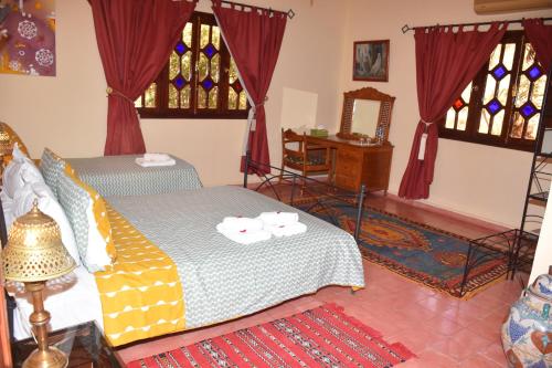 1 king bed, 1 twin bed
