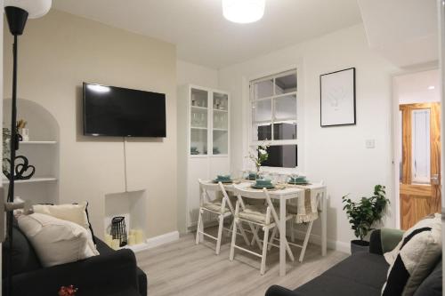 DLuxe Living Estates – Spacious 4BR Aylesbury Home gîte à louer Holiday Inn Garden Court Aylesbury