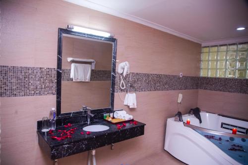 Deluxe Two-Bedroom Suite image 10
