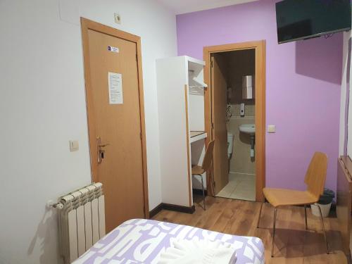 Single Room image 5