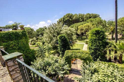 Regal Retreat with extra large pool near Sitges in Santa Oliva