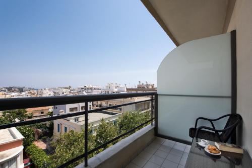 Classic Twin Room with City View image 1