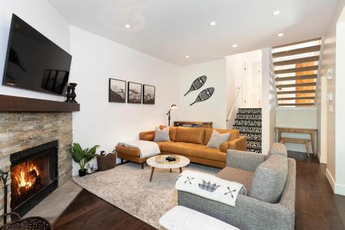 Crystal Ridge 13 | Designer Gem, Walk/Bus to Skiing, Private Hot Tub & Garage, Boot Heaters in Whistler, Canada