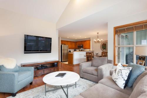 Arrowhead Point 9 | Ski Home, Private Hot Tub, Shuttle Bus to Village in Whistler, Canada