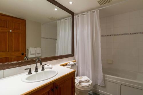 Arrowhead Point 9 | Ski Home, Private Hot Tub, Shuttle Bus to Village in Whistler, Canada