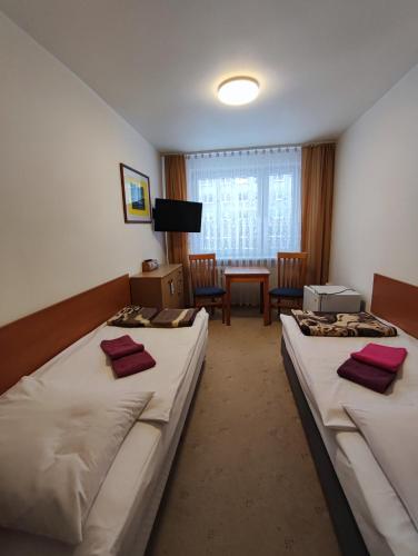 Standard Double Room with Shared Bathroom image 1