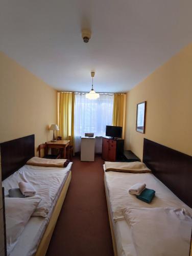 Standard Double Room with Shared Bathroom image 4