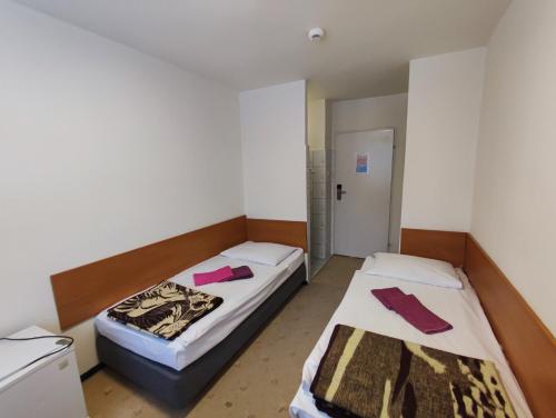 Standard Double Room with Shared Bathroom image 3
