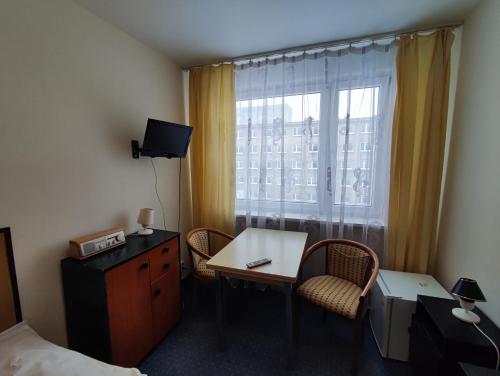 Standard Double Room with Shared Bathroom image 8
