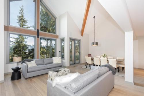 Northern Lights 45 | Large 5-Bed Luxury Townhome near Village with Hot Tub & Secure Parking in Whistler, Canada