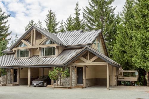 Stoneridge 32 | Spacious Townhome w/ Ski Access, Private Hot Tub & Covered Parking in Whistler, Canada