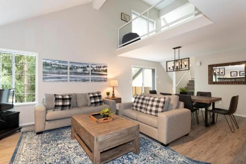 Stoneridge 32 | Spacious Townhome w/ Ski Access, Private Hot Tub & Covered Parking in Whistler, Canada