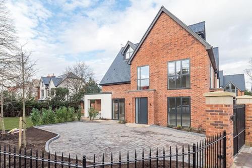 Luxury 4-bed home with club room gîte à louer Handforth Railway Station
