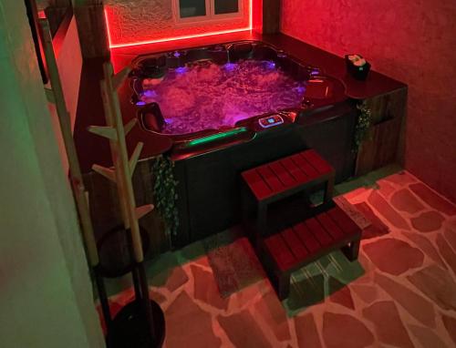 อ่างแช่น้ำร้อน, L'appar-T loft avec Spa privatif et jardin in กีรส์