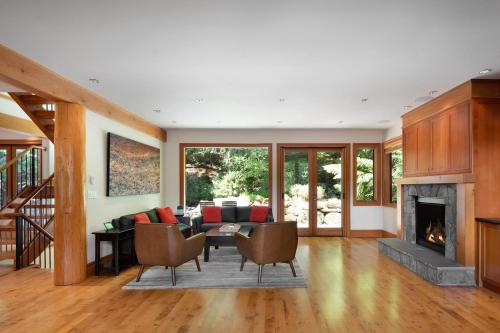 Peak View Chalet | Spacious Chalet, Stunning Mountain Views, Private Hot Tub in Whistler, Canada